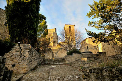 Le poet laval plus beau village village perche vue sur la chapelle et le chateau routes touristiques de la drome guide touristique rhone alpes