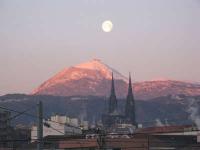 Le puy de dome avec les deux fleches de la cathedrale de clermont ferrand routes touristiques du puy de dome guide touristique auvergne