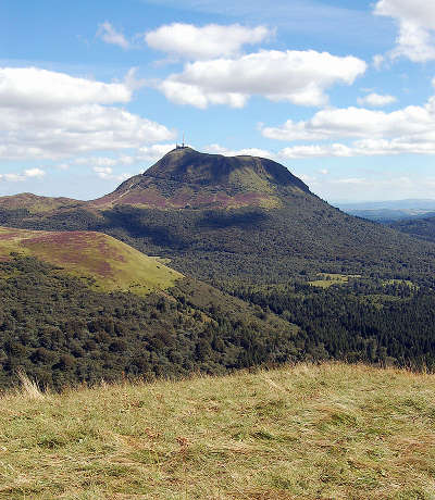 Le puy de dome depuis le sommet du puy de come routes touristiques du puy de dome guide touristique auvergne