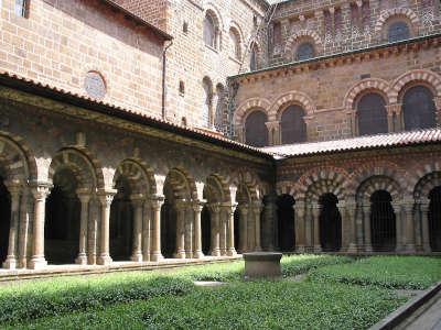 Le puy en velay ville d art et d histoire cloitre de notre dame routes touristiques de la haute loire guide touristique de l auvergne