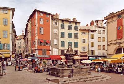 Le puy en velay ville d art et d histoire la place du plot routes touristiques de la haute loire guide touristique de l auvergne