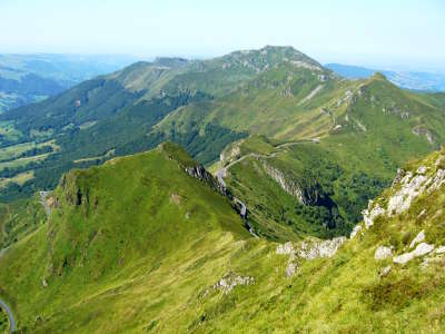 Le puy mary le chavaroche et la vallee de la jordanne vu du sommet du puy mary routes touristiques du cantal guide touristique auvergne