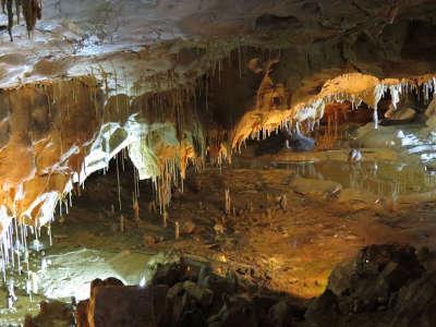 Le thor grottes de thouzon routes touristiques du vaucluse guide touristique de provence alpes cote d azur