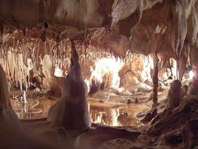 Le thor interieur des grottes de thouzon routes touristiques du vaucluse guide touristique de provence alpes cote d azur