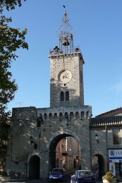 Le thor porte de la ville et campanile routes touristiques du vaucluse guide touristique de provence alpes cote d azur