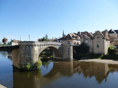 Le vieux pont de montmorillon route des abbayes et monuments du haut poitou guide du tourisme de la vienne