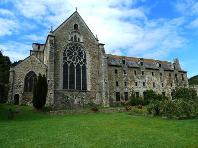 Lehon l abbaye saint magloire de lehon petite cite de caractere routes touristiques dans les cotes d armor guide du tourisme en bretagne