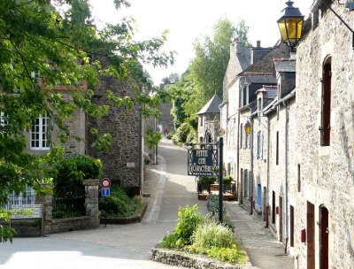 Lehon rue de la petite cite de caractere routes touristiques dans les cotes d armor guide du tourisme en bretagne