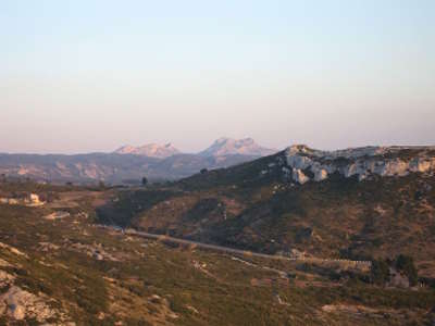 Les alpilles la tour des opies 498 m au fond guide touristique des bouches du rhone paca