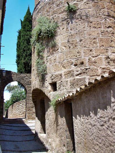 Les arcs sur argens remparts entre la rue g olivier et la rue du murier routes touristiques du var guide touristique de la provence alpes cote d azur