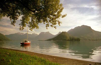 Les bauges vues du lac d annecy au nord du massif guide touristique de la savoie rhone alpes