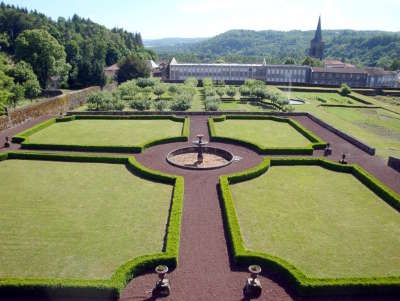 Les jardins du chateau dauphin a pontgibaud jardins remarquebles routes touristiques du puy de dome guide du tourisme d auvergne