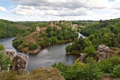 Les ruines de la forteresse du crozant routes touristiques de la creuse guide du tourisme du limousin