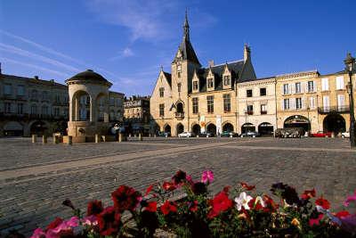 Libourne place abel surchamp route touristique de la gironde guide touristique de l aquitaine