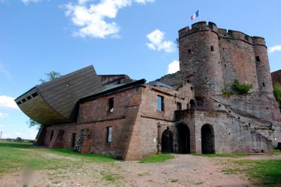 Lichtenberg le chateau une forteresse imposante a la hauteur des ambitions des hanau lichtenberg se distingue des autres chateaux des vosges du nord par son histoire longue de sept