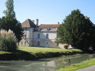 Lignieres sonneville le chateau routes touristique de charente guide du tourisme de poitou charentes