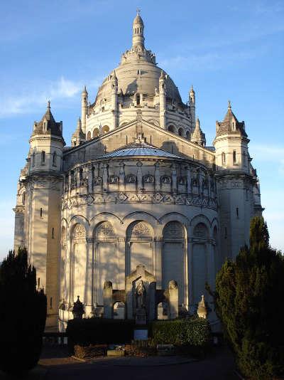 Lisieux basilique sainte therese vue arriere routes touristiques du calvados guide touristique de normandie