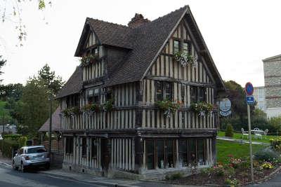 Lisieux maison en pans de bois d assemont routes touristiques du calvados guide touristique de normandie