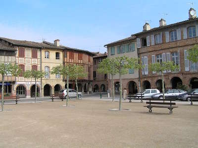 Lisle sur tarn la place de la bastide routes touristiques du tarn guide du tourisme de l occitanie