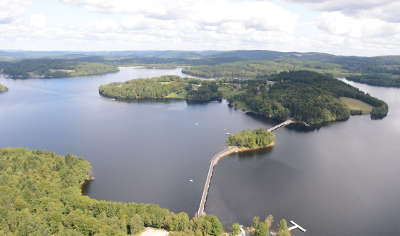 Llac de vassiviere parc naturel regional de millevaches routes touristique de correze guide touristique du limousin