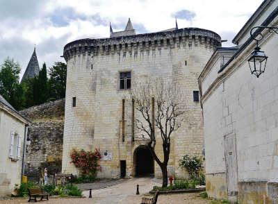Loches porte royale road trip dans l indre et loire le guide du tourisme centre val de loire