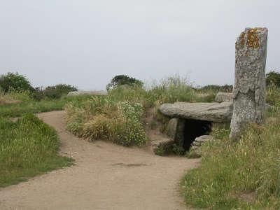 Locmariaquer les pierres plates l entree road trip dans le morbihan guide touristique de la bretagne