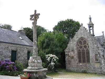 Locronan chapelle et croix petite cite de caractere et plus beau village routes touristiques dans le finistere guide du tourisme en bretagne