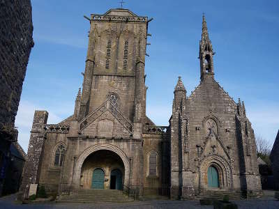 Locronan la facade de l eglise saint ronan petite cite de caractere et plus beau village routes touristiques dans le finistere guide du tourisme en bretagne