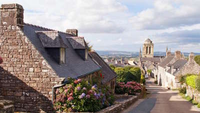 Locronan petite cite de caractere et plus beau village de france les routes touristiques dans le finistere guide du tourisme en bretagne