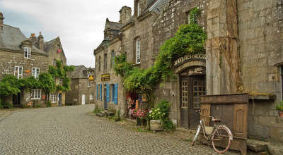 Locronan petite cite de caractere et plus beau village routes touristiques dans le finistere guide du tourisme en bretagne