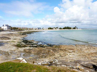 Loctudy la plage de langoz vue de la pointe de kergall a l arriere plan le phare de la pointe de lango routes touristiques dans le finistere guide du tourisme en bre