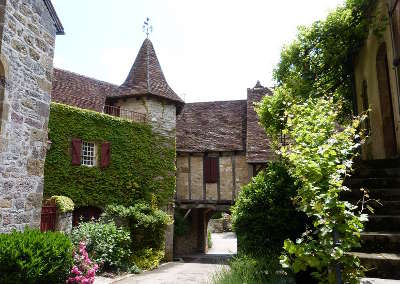 Loubressac plus beau village porte du village routes touristiques du lot guide touristique midi pyrenees