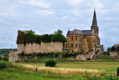 Louppy sur loison eglise saint martin et ruine du chateau routes touristiques de la meuse guide du tourisme de la lorraine