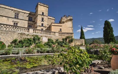 Lourmarin plus beau village chateau routes touristiques du vaucluse guide du tourisme de provence alpes cote d azur