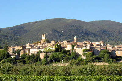 Lourmarin plus beau village routes touristiques du vaucluse guide du tourisme de provence alpes cote d azur