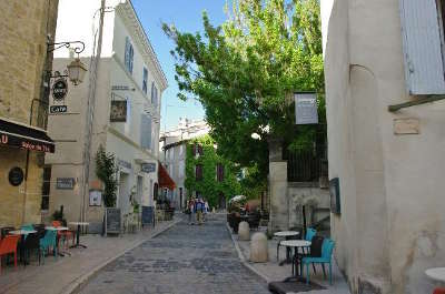 Lourmarin plus beau village rue du village routes touristiques du vaucluse guide du tourisme de provence alpes cote d azur