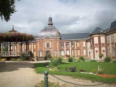 Louviers jardin de l hotel de ville au fond le musee bibliotheque routes touristiques d e l eure guide touristique de la haute normandie