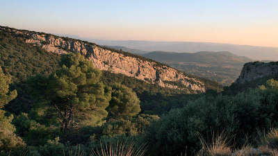 Luberon falaise au sud du grand luberon routes touristiques du vaucluse guide du tourisme de provence alpes cote d azur