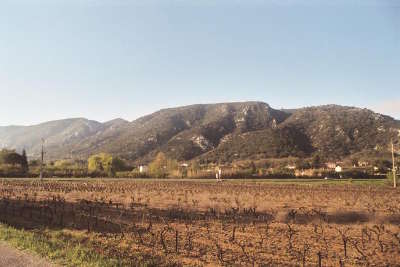 Luberon petit luberon au niveau de robion vu depuis le nord ouest routes touristiques du vaucluse guide du tourisme de provence alpes cote d azur