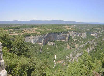 Luberon vallee de l aiguebrun depuis le fort de buoux au nord du grand luberon routes touristiques du vaucluse guide du tourisme de provence alpes cote d azur