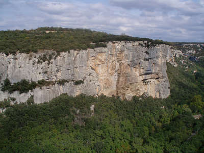 Luberon vue generale de la falaise de buoux routes touristiques du vaucluse guide du tourisme de provence alpes cote d azur