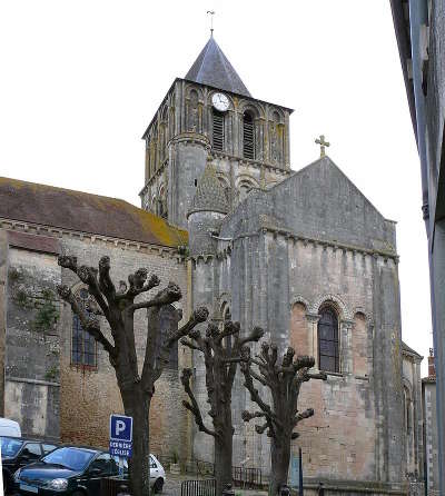 Lusignan notre dame et saint junien de lusignan route des abbayes et monuments du haut poitou guide du tourisme de la vienne