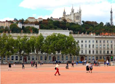 Lyon la place bellecour routes touristiques du rhone guide du tourisme rhone alpes