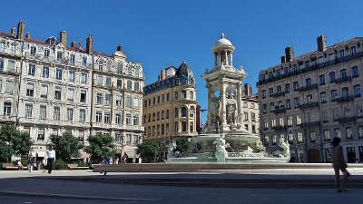 Lyon la place des jacobins dans le quartier de bellecour routes touristiques du rhone guide du tourisme rhone alpes