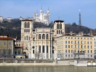 Lyon la primatiale saint jean au premier plan et la basilique notre dame de fourviere routes touristiques du rhone guide du tourisme rhone alpes