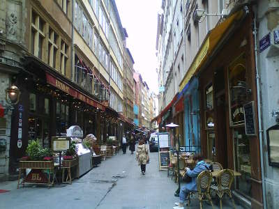 Lyon la rue merciere jalonnee de restaurants routes touristiques du rhone guide du tourisme rhone alpes