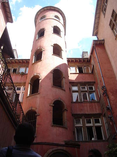 Lyon la tour rose dans le vieux lyon routes touristiques du rhone guide du tourisme rhone alpes