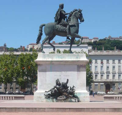 Lyon place bellecour statue equestre de louis xiv routes touristiques du rhone guide du tourisme rhone alpes