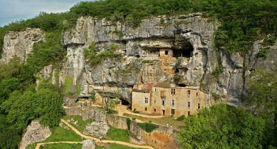 Maison forte de reignac route touristique sur les pas du cro magnon guide du tourisme dordogne