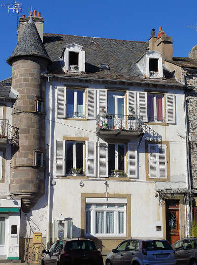 Maison sur la place georges pompidou à Mauriac guide touristique du cantal Route touristique Auvergne